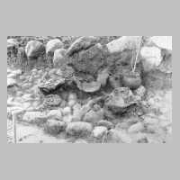 089-0056 Urnengruppe auf alter Pflasterung aus dem letzten Jahrhundert vor Chr. Geburt.jpg
